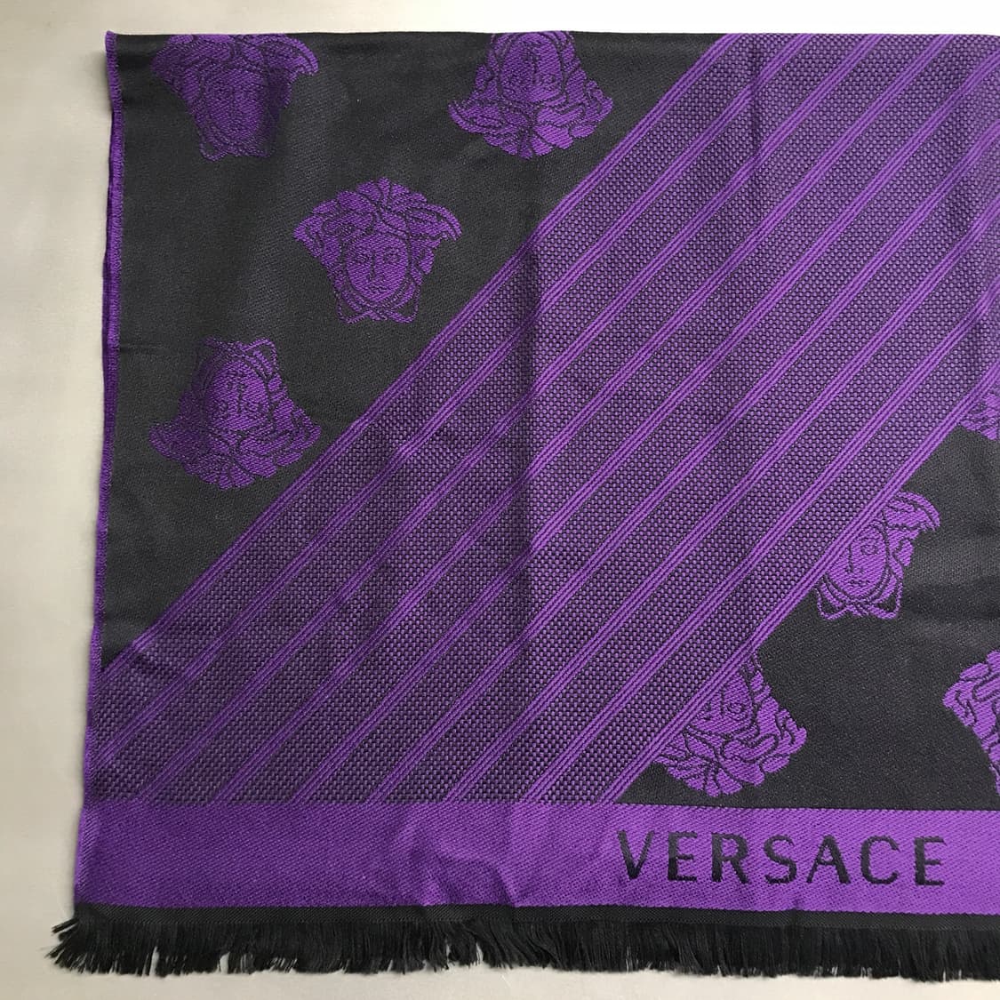 베르사체 메두사 머플러 퍼플 상품이미지3