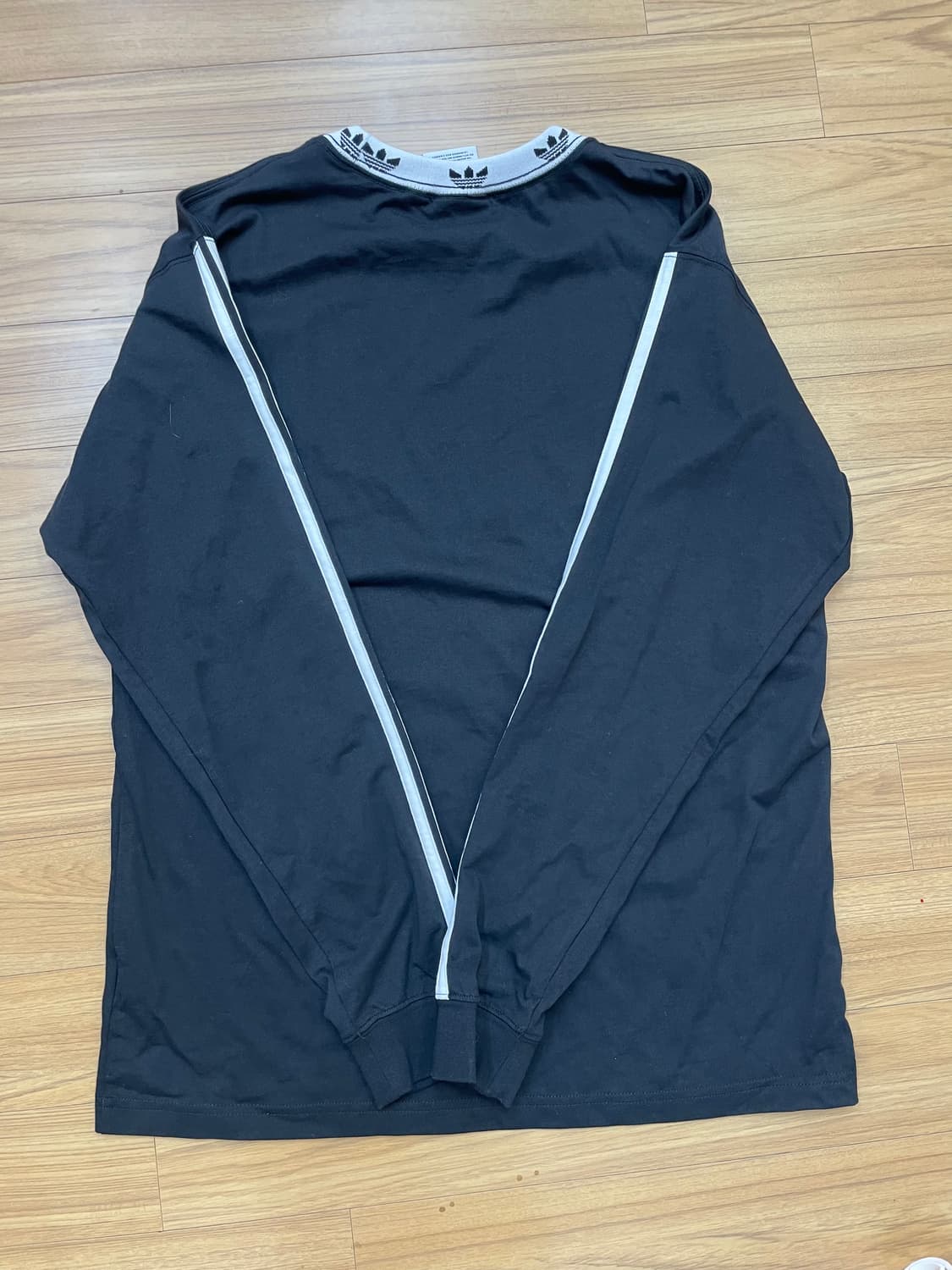 블랙 색상의 아디다스 긴팔 티셔츠입니다. 2XL 사이즈로, 흰색 삼선 포 상품이미지3