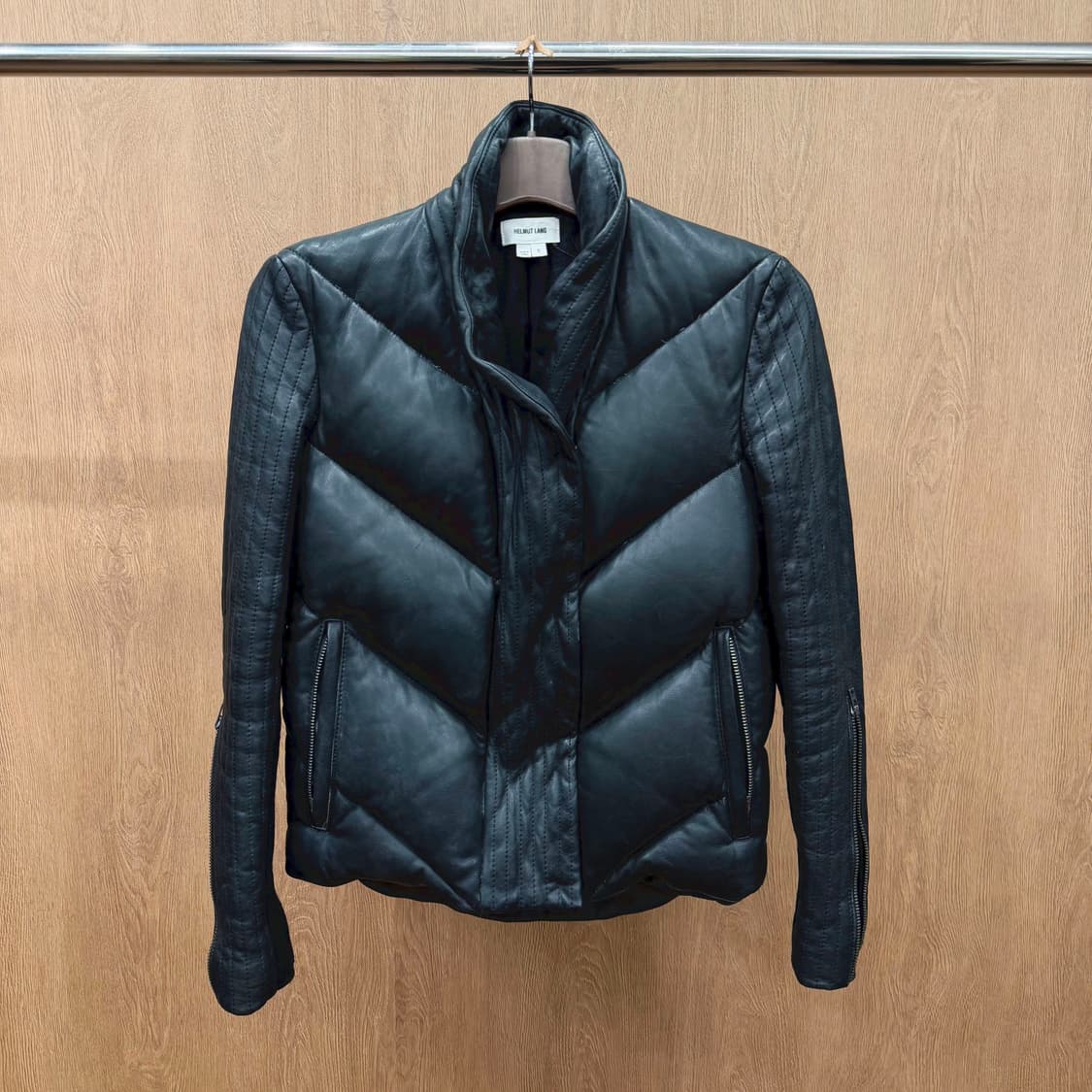 헬무트랭 하이넥 레더 다운 자켓 쉐브론 퀄팅 슬리브 지퍼 디테일 블랙 상품이미지2