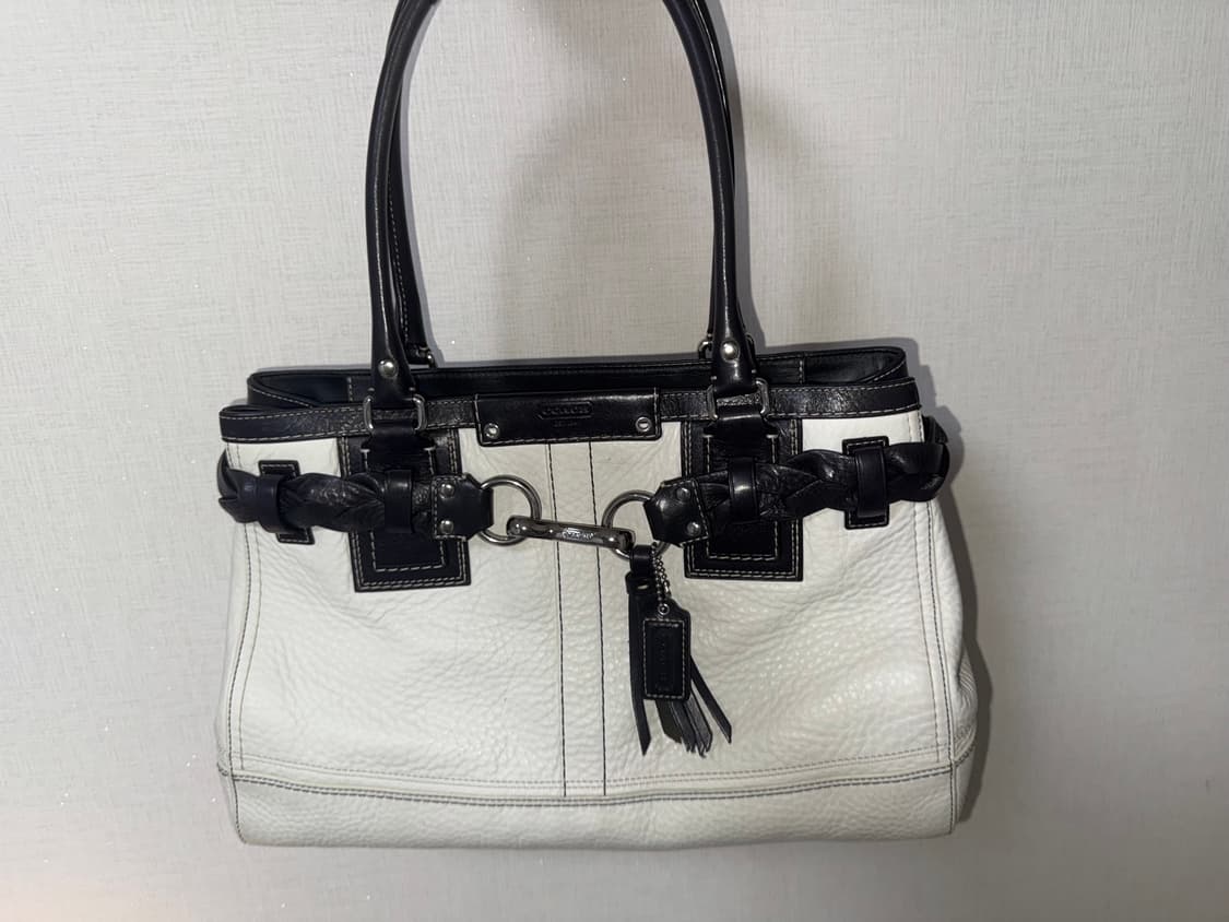 코치 아이보리 버클 가죽 숄더백 상품이미지1