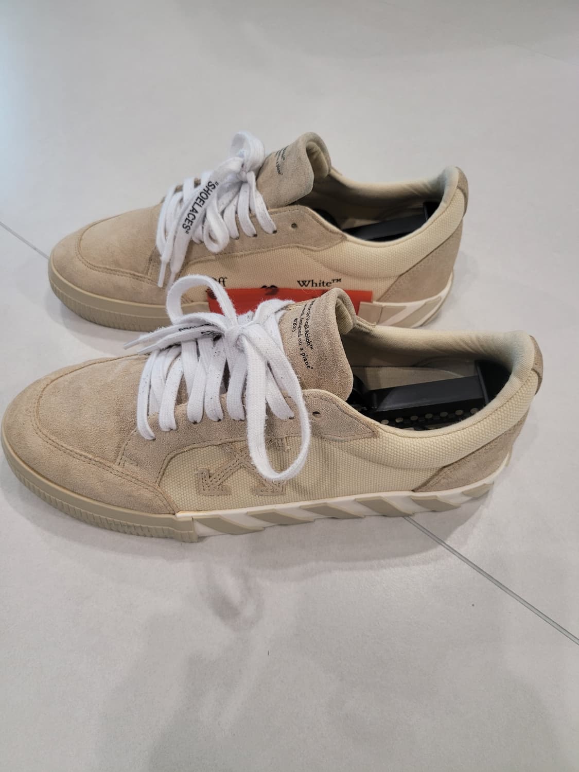 시선을 사로잡는 한 끗 차이, 오프화이트 벌카 스니커즈 OFF WHITE 상품이미지1