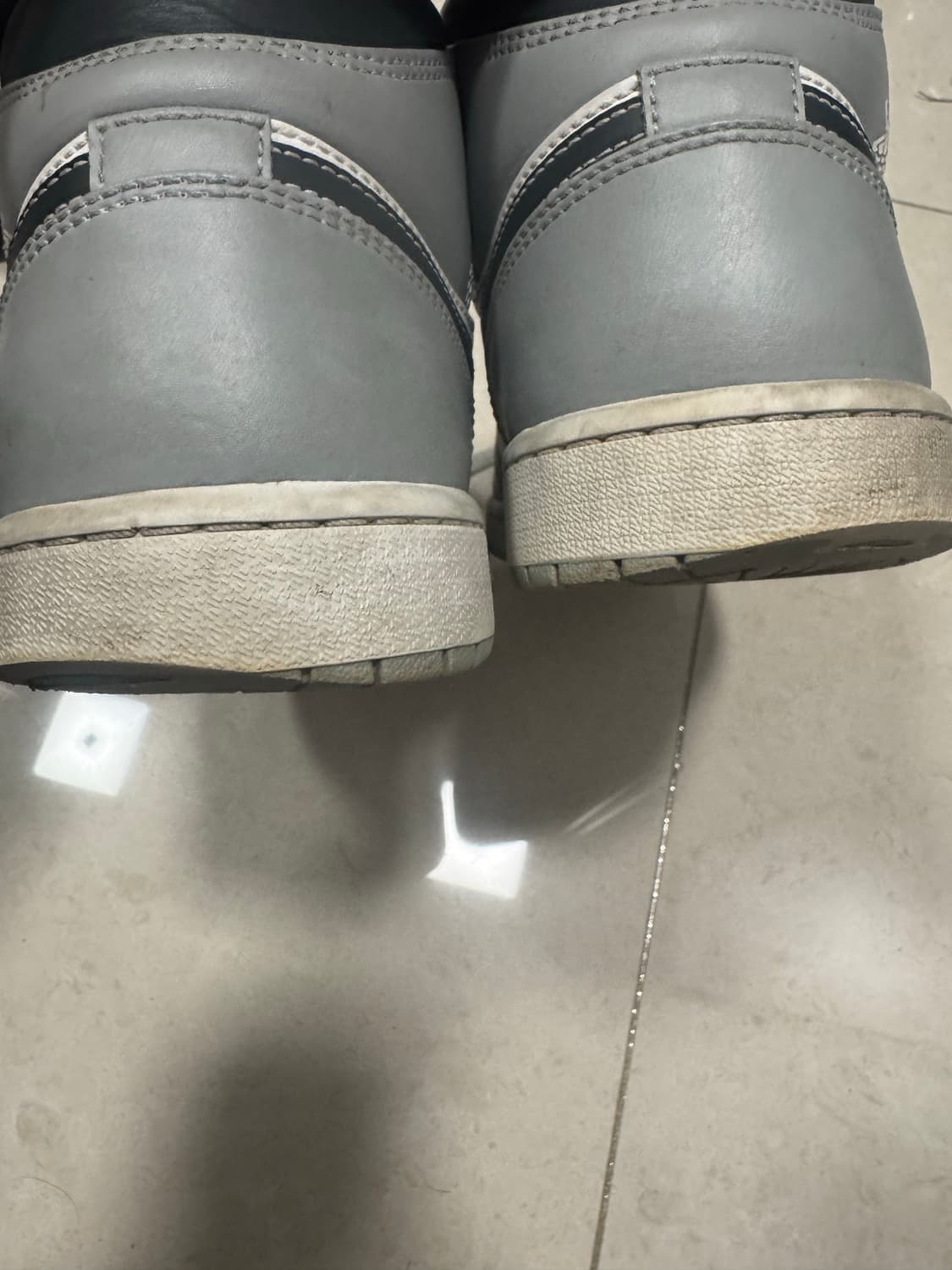 나이키 조던 1 미드 스모크 그레이 앤트러사이트 상품이미지3