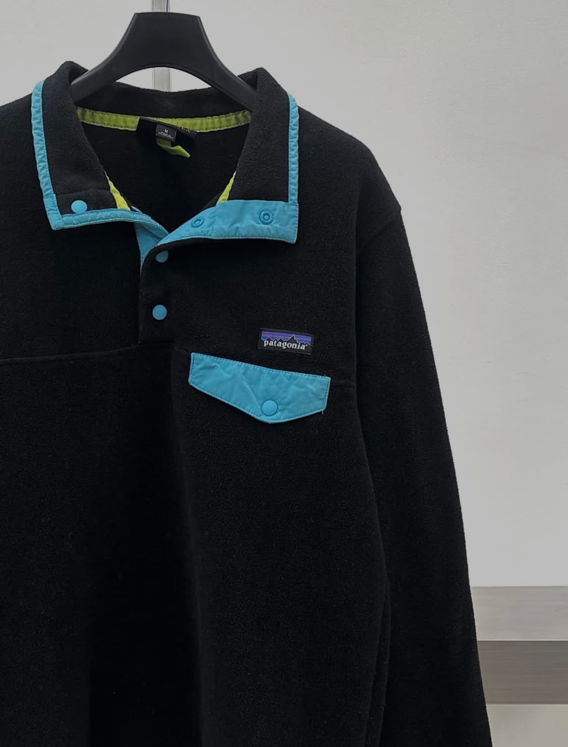 파타고니아 신칠라 스냅 플리스 블랙/스카이블루 y2k 상품이미지3