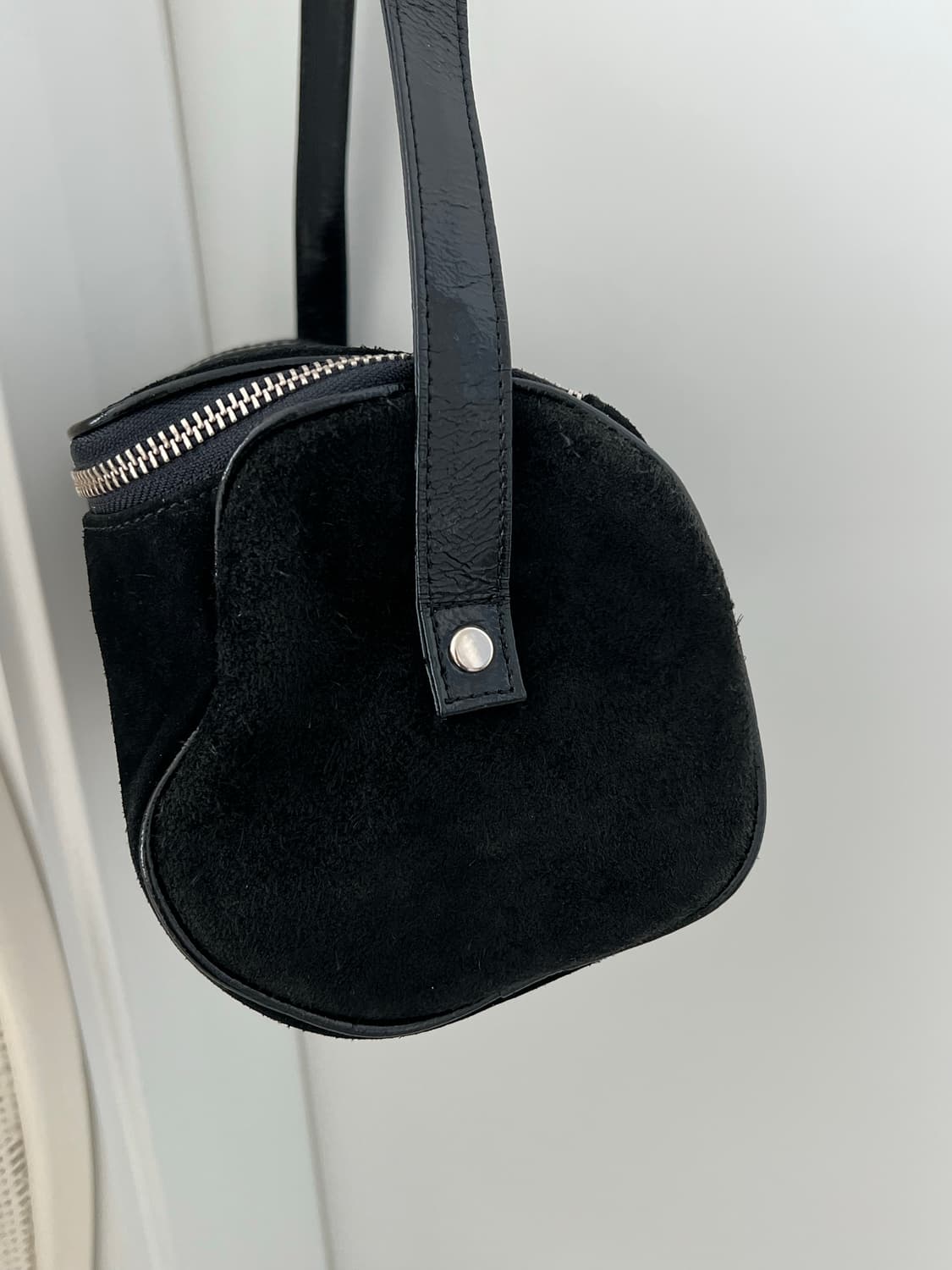 쿠레쥬 블랙 스웨이드 애나멜 원형 숄더백 상품이미지4