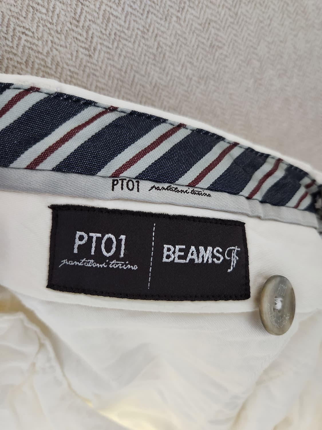 PT01 x BEAMS 콜라보 화이트 헤링본 코튼 카고 팬츠 상품이미지8