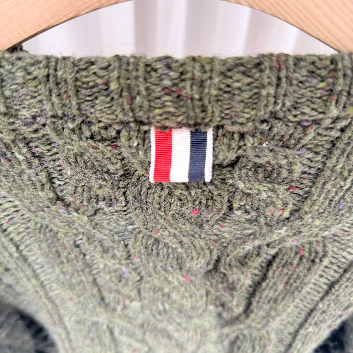 (A+/5) / 톰브라운 아란 사선완장 케이블 니트 다크 그린 상품이미지5