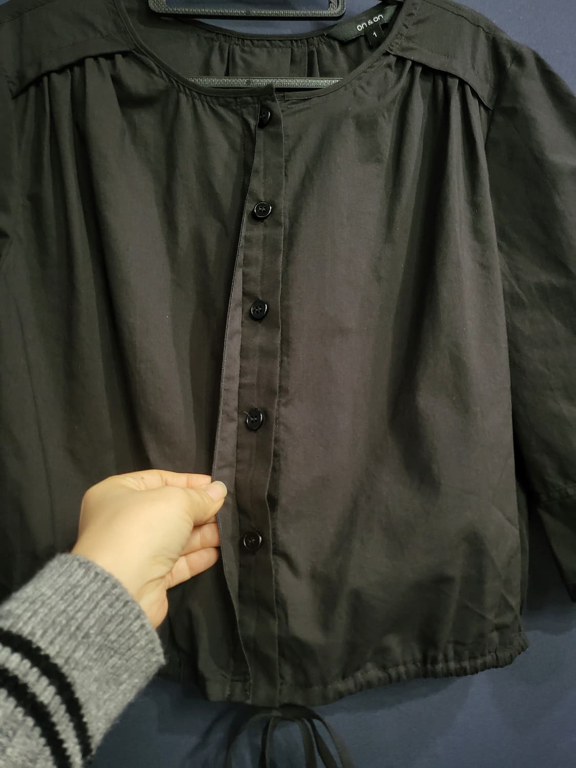 온앤온 스트링 벌룬 블라우스 상품이미지2