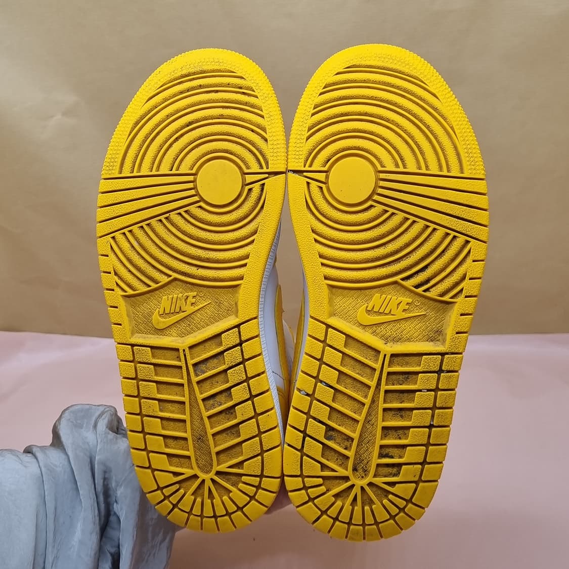 나이키 에어 조던 1 유니버시티 골드 미드 225 상품이미지3