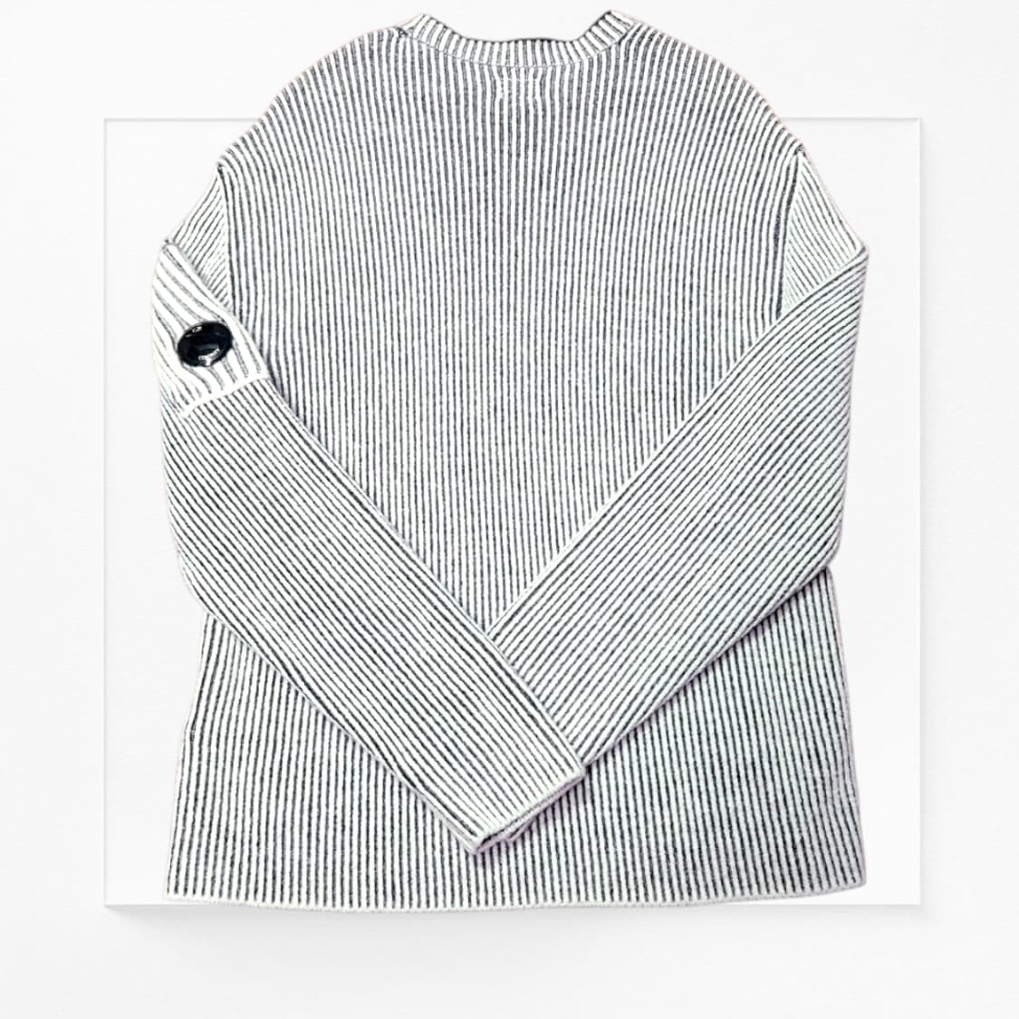 [우주매물🔥] CP컴퍼니 플리스 니트 크루넥 렌즈 스웨터 상품이미지2