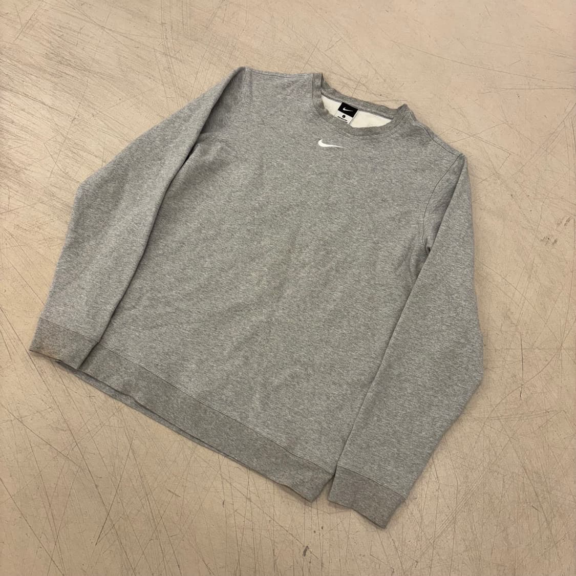 나이키 센터 스우시 그레이 맨투맨 상품이미지1
