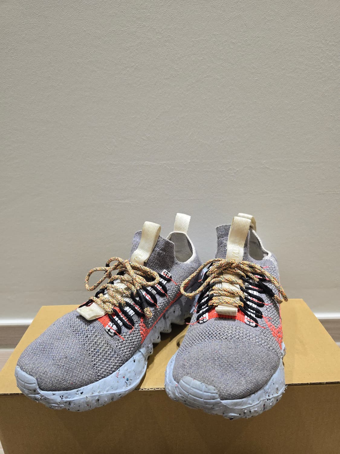 [265] 나이키 스페이스히피01 배스트 그레이 하이퍼 크림슨 상품이미지3