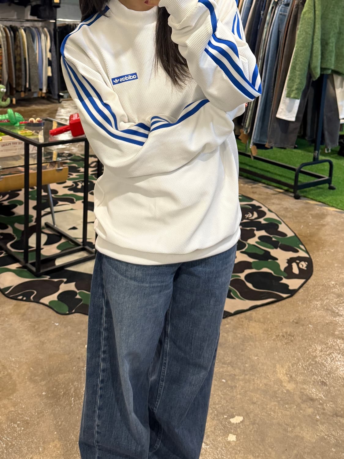 아디다스 화이트 블루 와플 맨투맨 상품이미지3