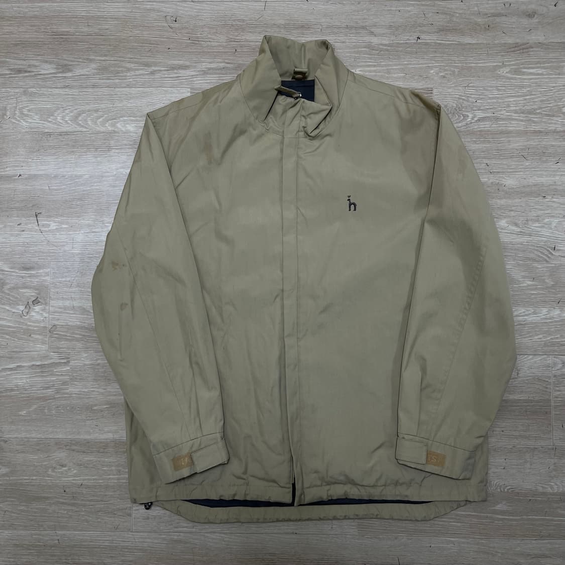 헤지스 자수로고 스탠드넥 바람막이 집업자켓 [베이지] M/95 상품이미지1