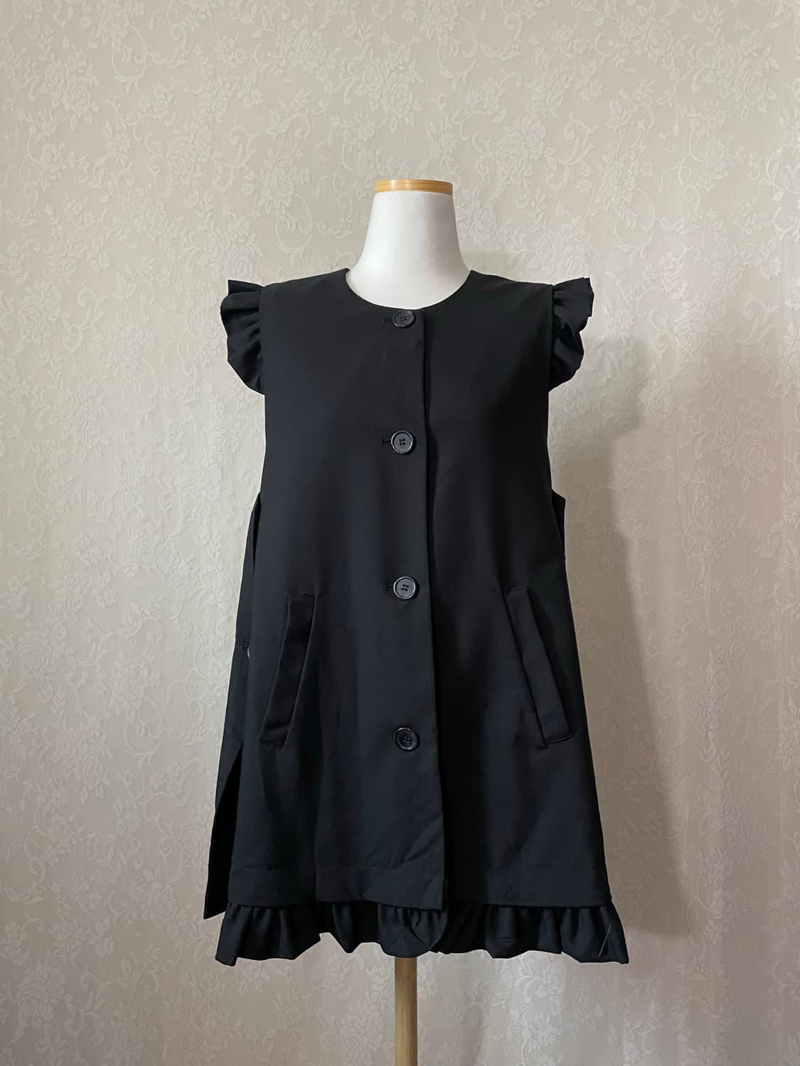 미니멀 블랙 프릴 베스트 탑 상품이미지1