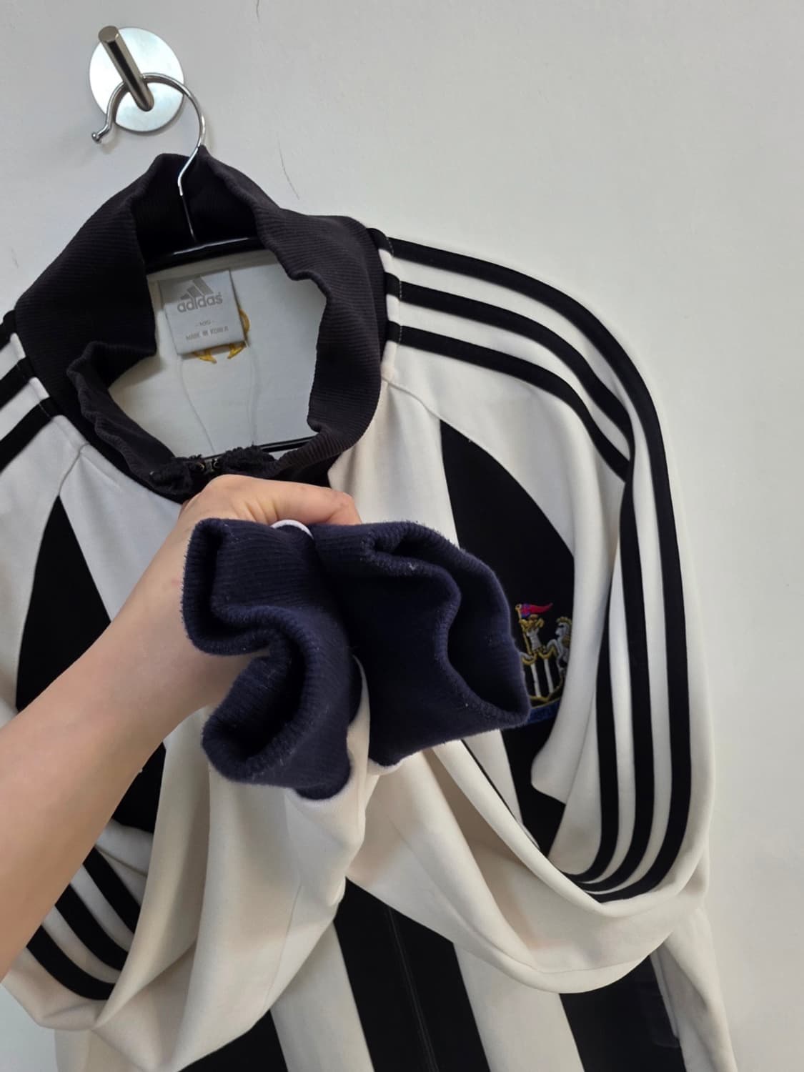 아디다스 뉴캐슬 트레이닝탑 져지 흰검 상품이미지2