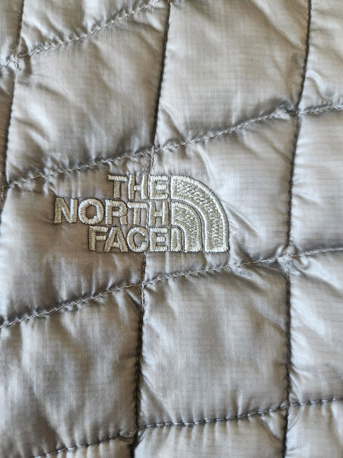 그레이 노스페이스 경량패딩  상품이미지2