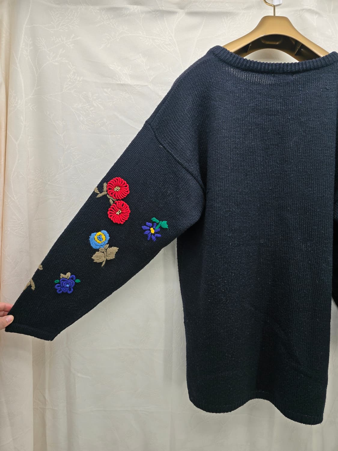 ERESO 블랙  꽃 자수 니트 스웨터 상품이미지4