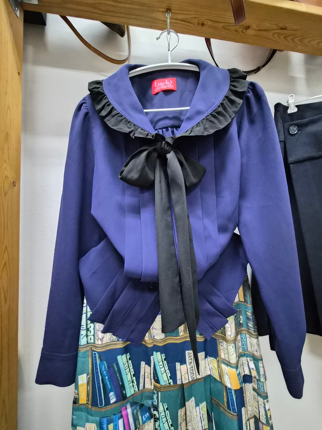 럭키슈에뜨 프릴 블라우스. lusso 언발 일러스트 스커트 상품이미지2