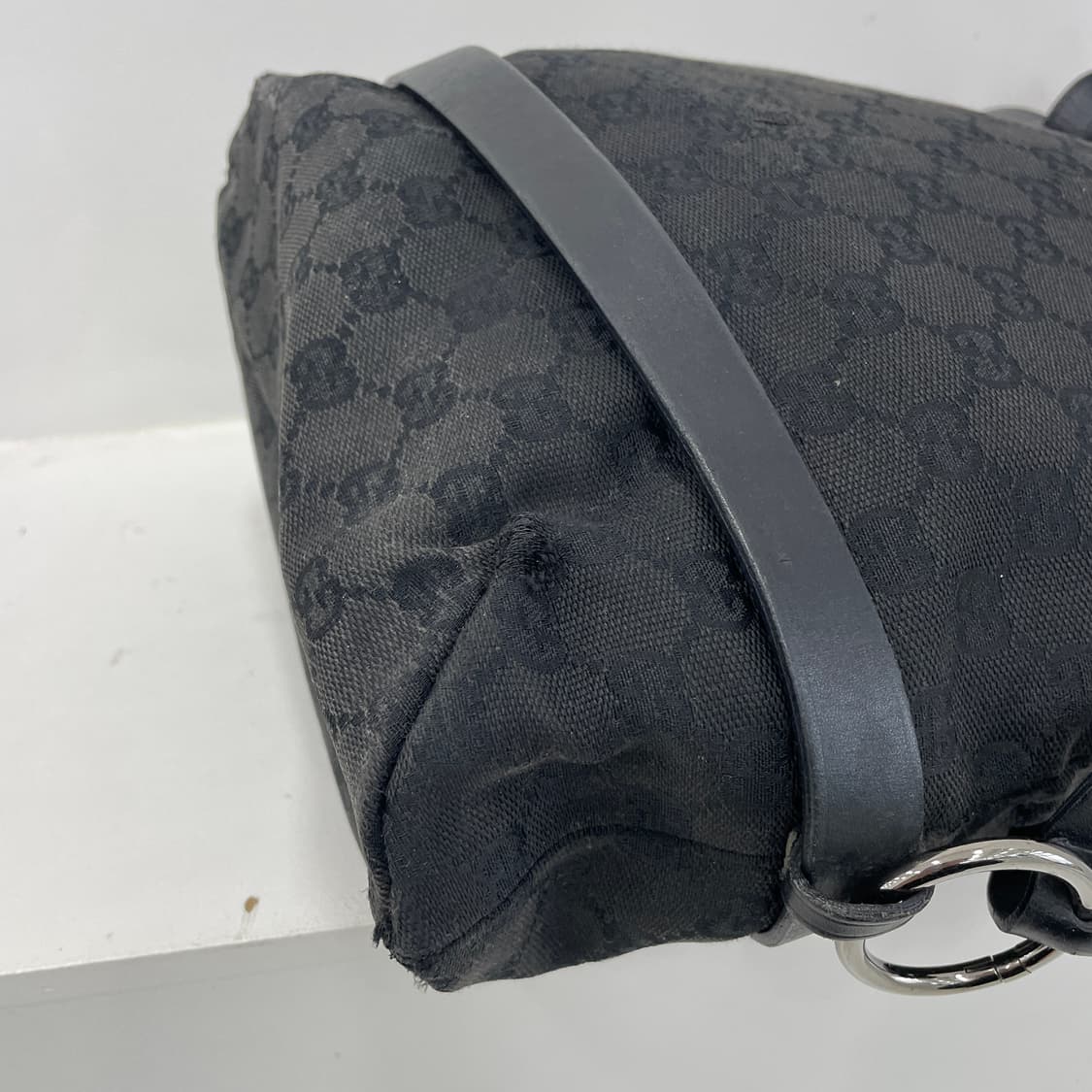 구찌 GG 로고 블랙 피어싱 토트 숄더백 상품이미지8