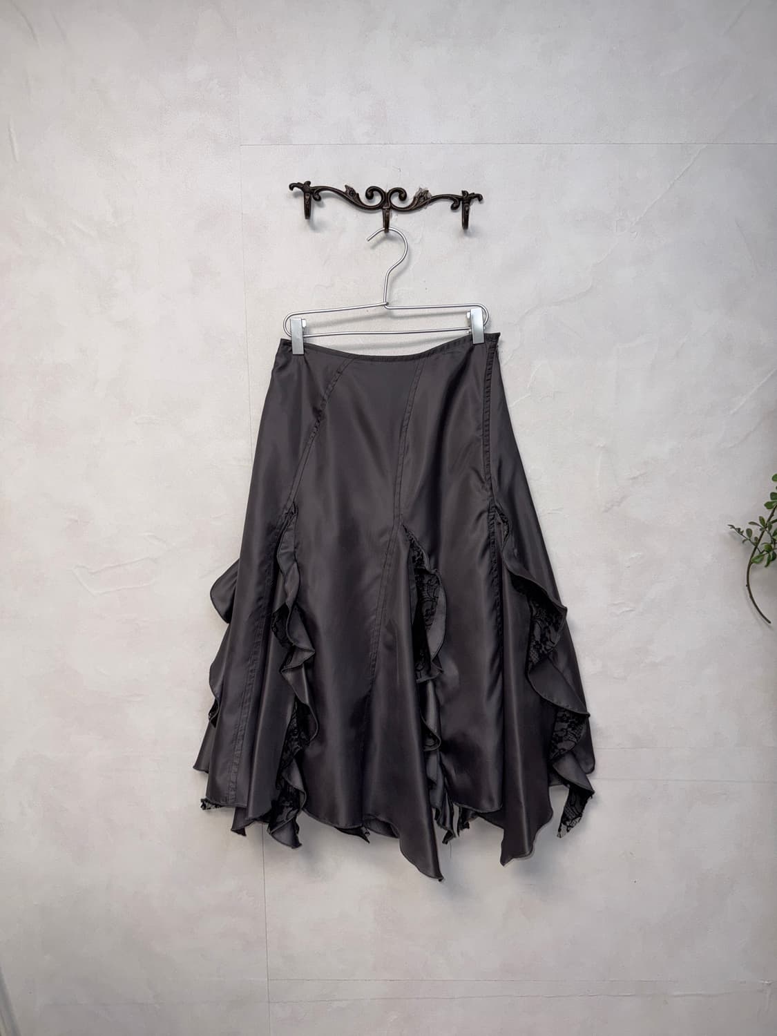 Charcoal ruffle floral lace satin skirt 상품이미지2