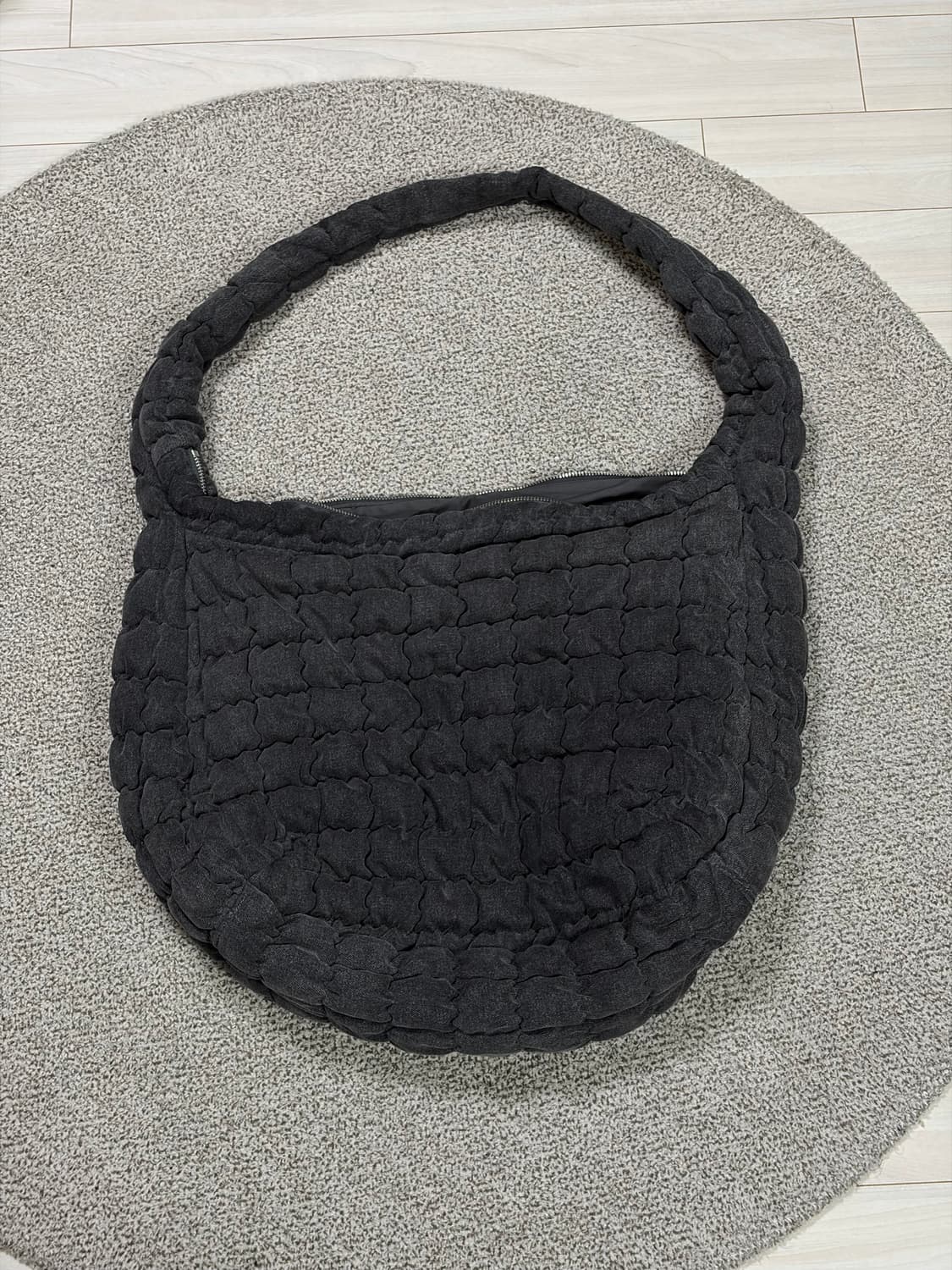 코스 오버사이즈 퀼티드 크로스바디 백 그레이 데님 상품이미지1