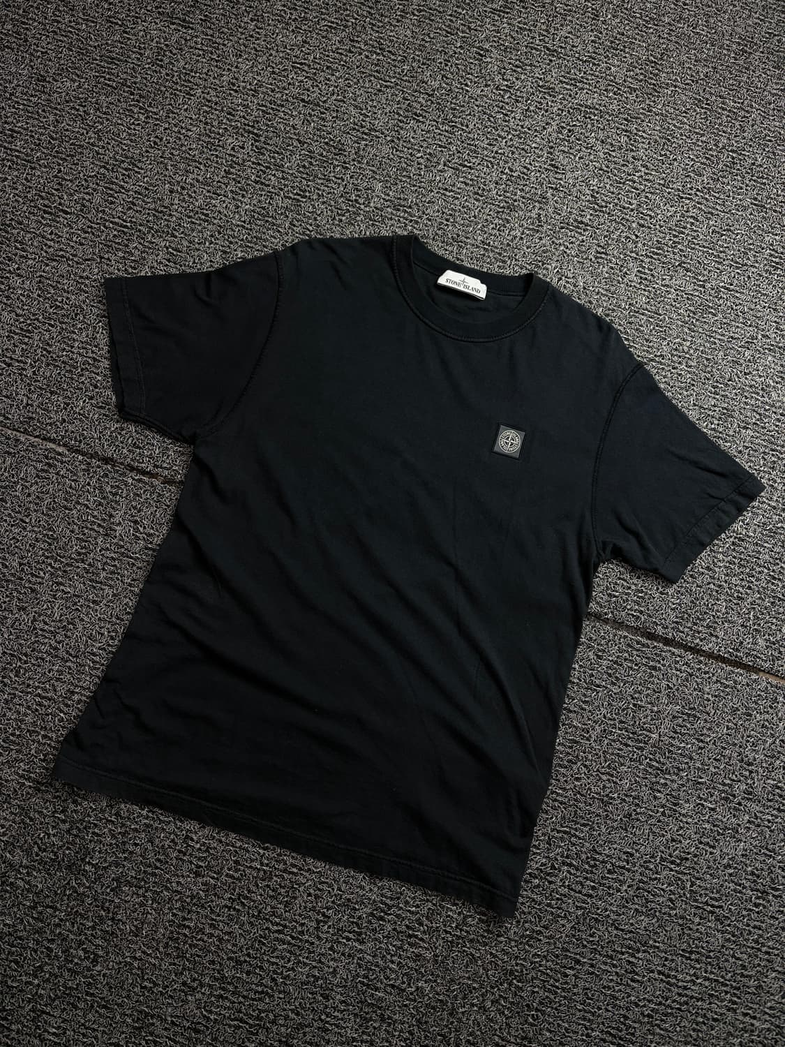스톤아일랜드 패치로고 블랙 미니멀 티셔츠 1895 상품이미지1