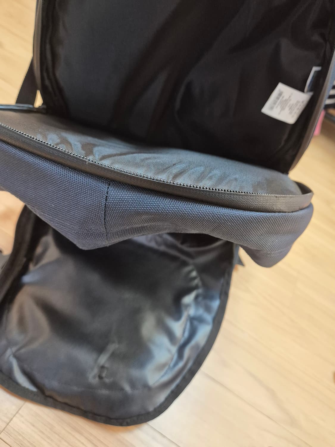 이스트팩 백팩입니다
색상은 네이비이고, 사이즈는 대략 높이 52cm, 깊 상품이미지4