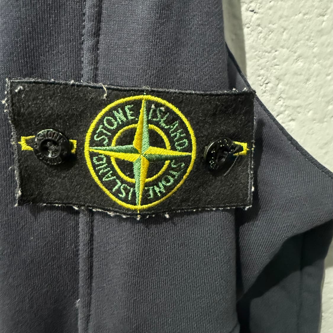 스톤아일랜드 포켓 맨투맨 네이비 상품이미지4