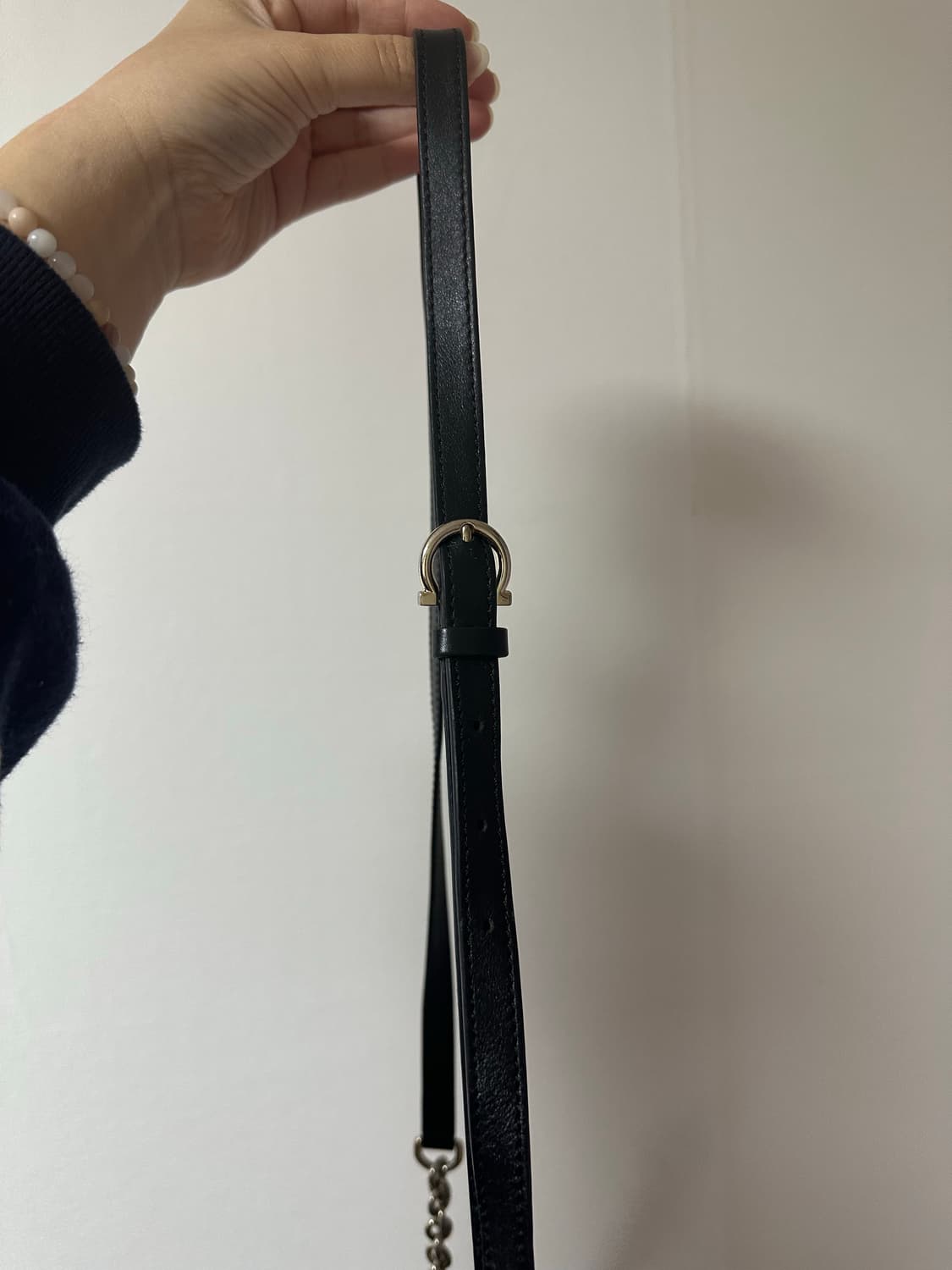 페레가모  블랙 체인 크로스백 상품이미지3