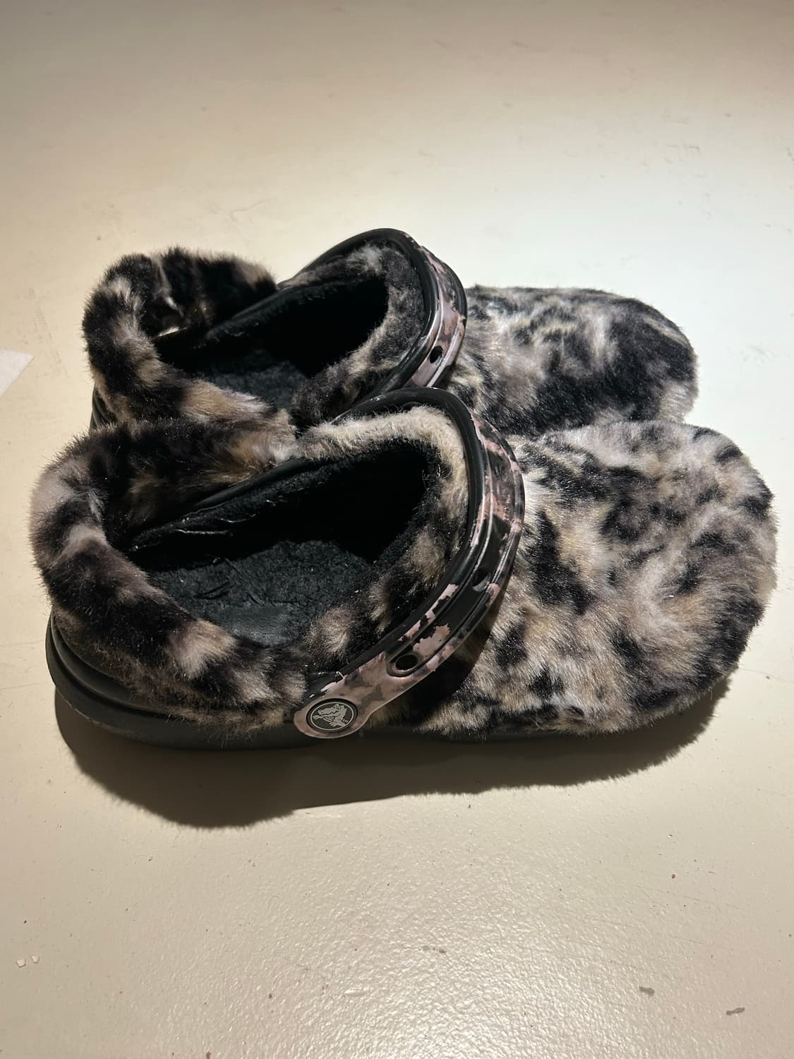 크록스 클래식 퍼 슈어 클로그 블랙 멀티 상품이미지6