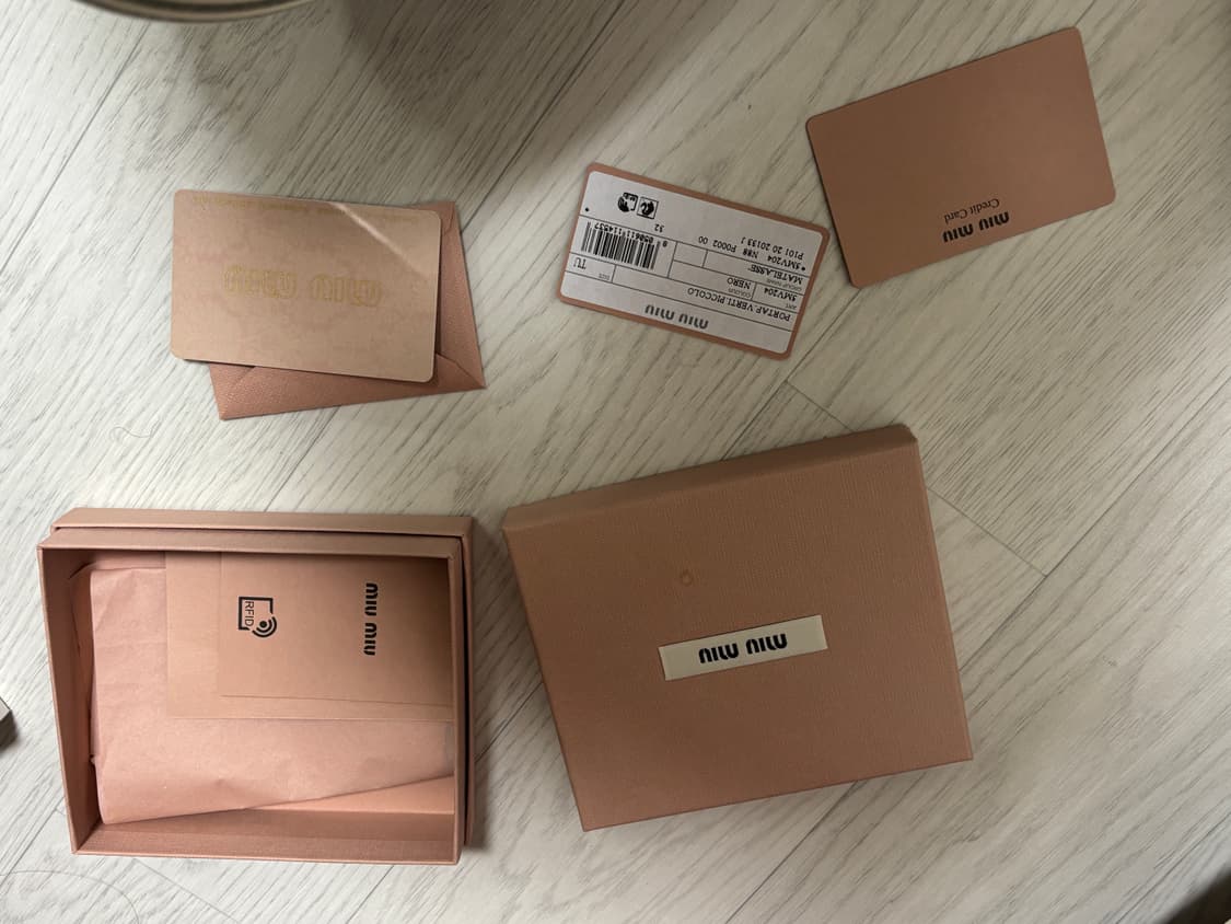 미우미우 마틀라세 포켓 반지갑 블랙 정품 상품이미지7