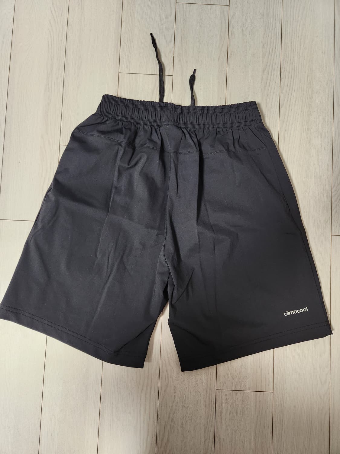 아디다스 러닝 반바지 short kn 사이즈s(새상품급)

오염 하자없이 상품이미지5