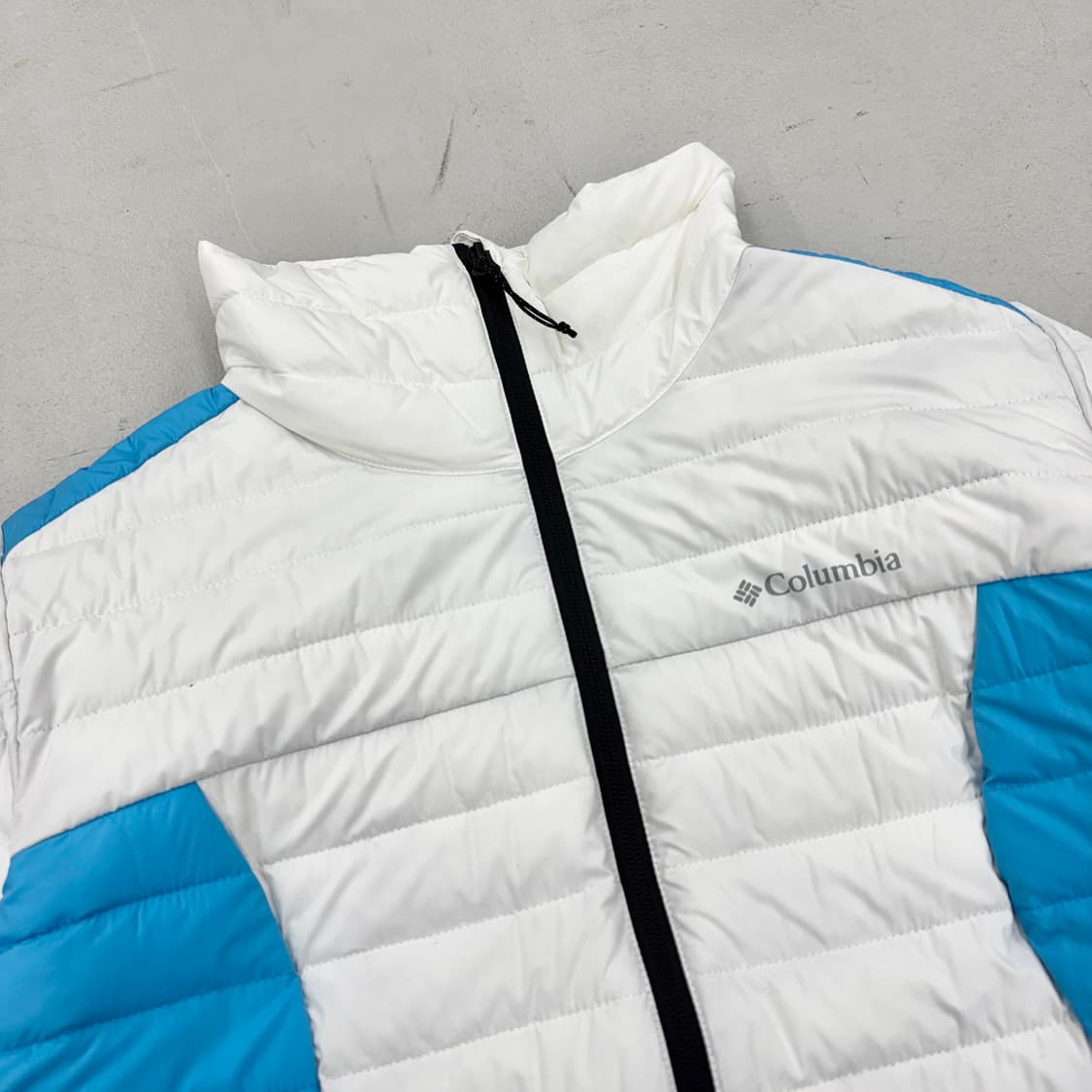 컬럼비아 하이넥 고프코어 화이트 블루 배색 경량패딩 상품이미지3