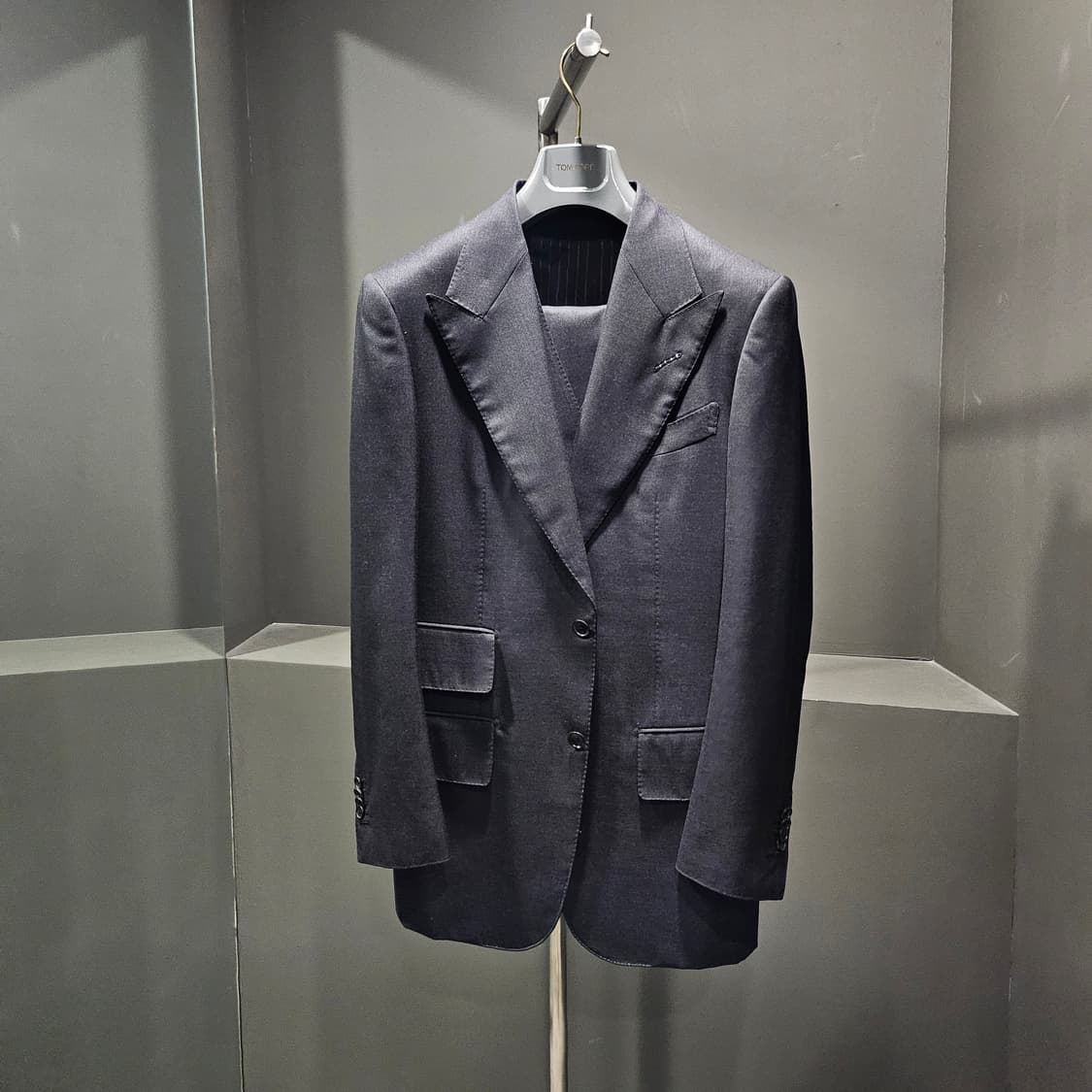 톰포드 챠콜 그레이 피크드라펠 3피스 수트셋업 상품이미지1