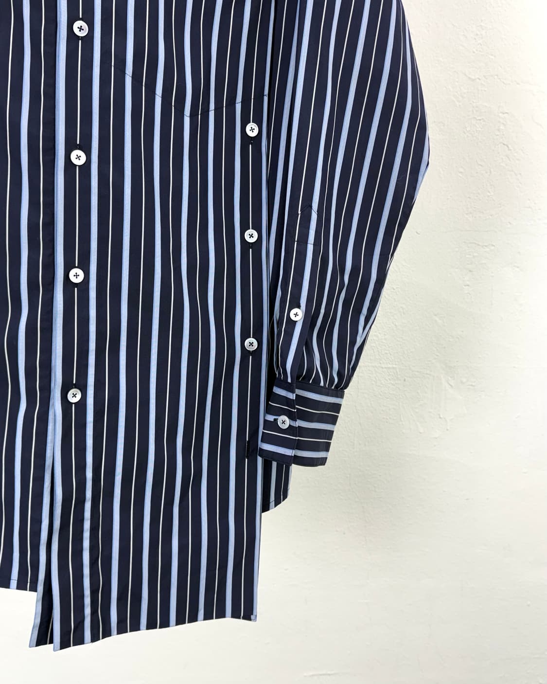 우영미 블루 스트라이프 비대칭 드레이프 오버 버튼 소프 셔츠 상품이미지5