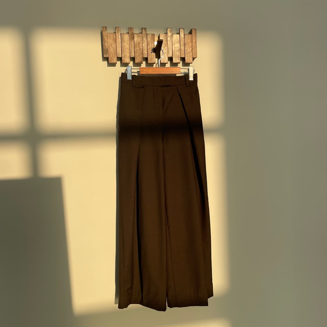 코스 와이드 레그 플리티드 울 트라우저 다크 브라운 상품이미지1