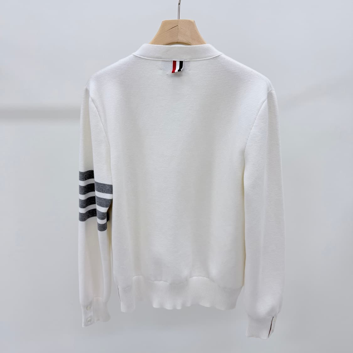 [S+급/1] 톰브라운 사선완장 밀라노스티치 가디건 화이트 상품이미지5