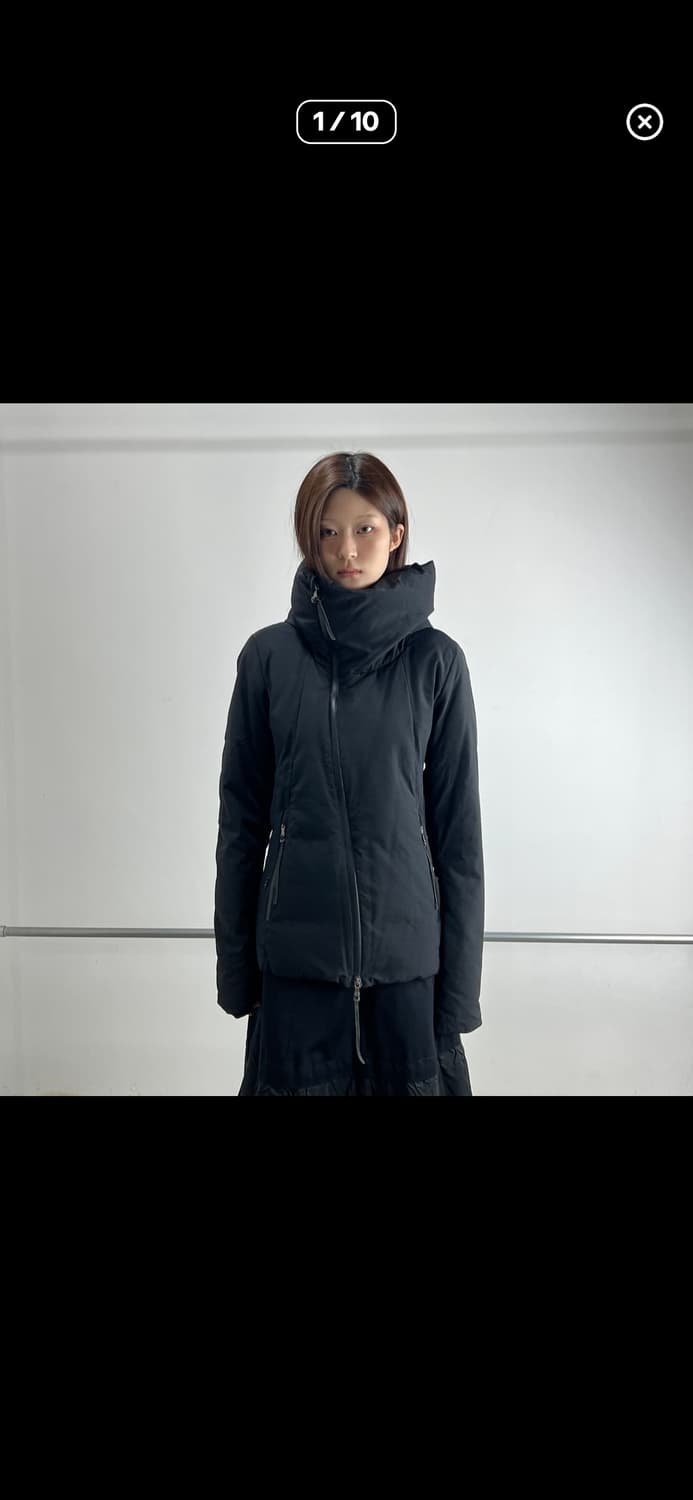 The Viridi Anne 비대칭 하이넥 후드 다운 자켓 상품이미지1