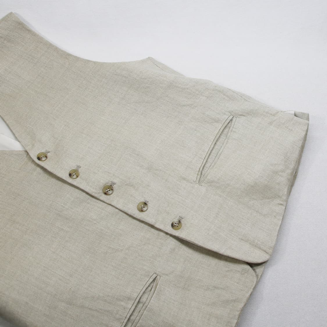 (착용컷) MULTI MIX 린넨 베스트 (남성용 100) 상품이미지6