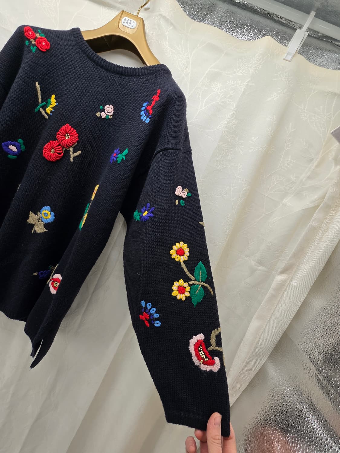ERESO 블랙  꽃 자수 니트 스웨터 상품이미지9