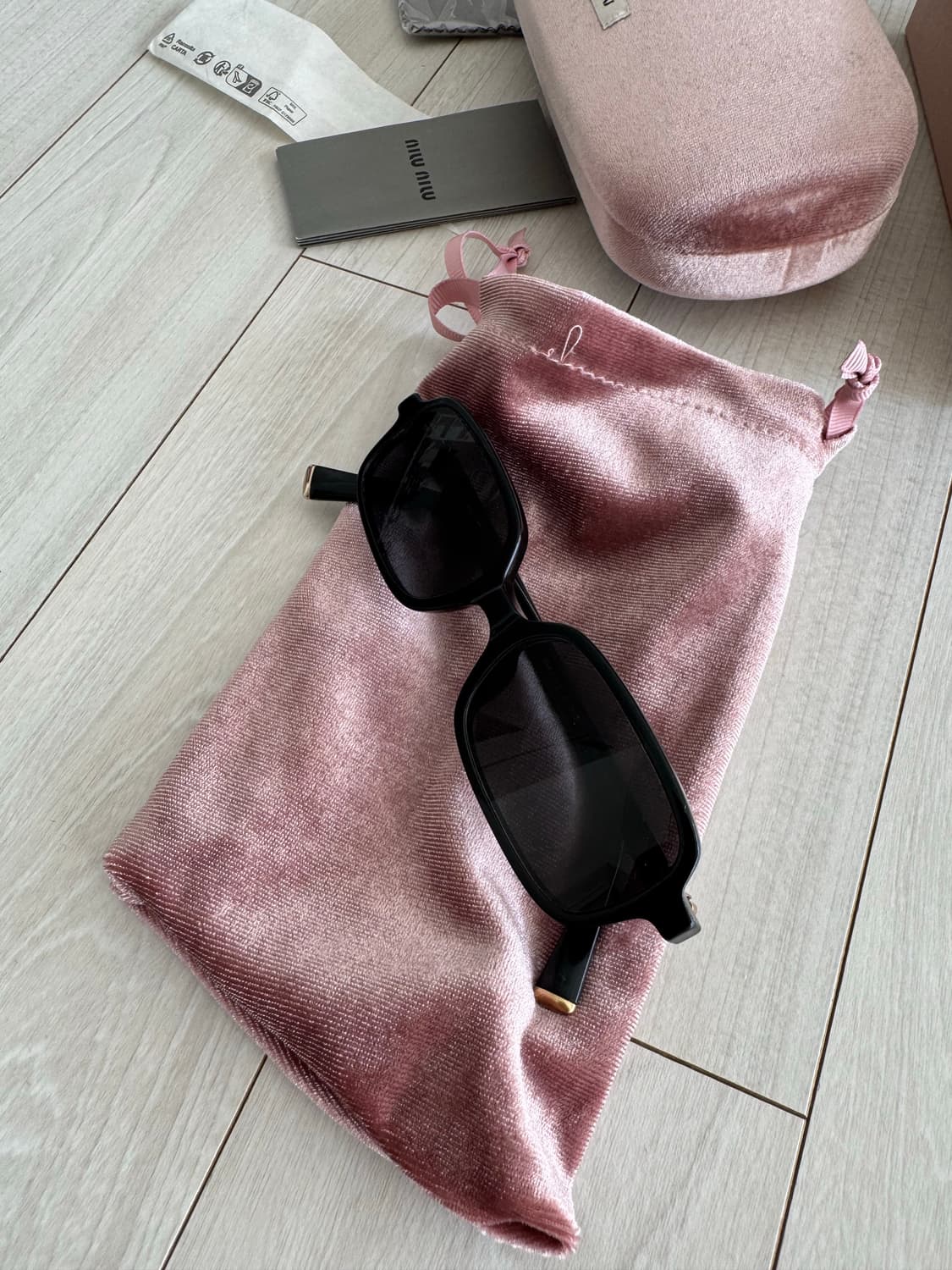 미우미우 리가즈 블랙 선글라스 0MU 11ZS 16K5S0 상품이미지1