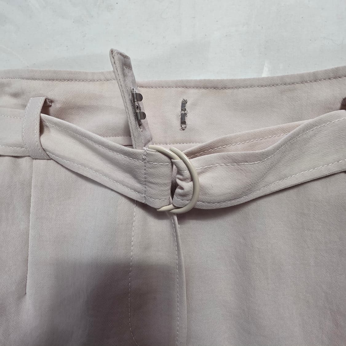 1110 온앤온 스티치포인트 H라인 앞슬릿 뒷밴딩 스커트 상품이미지5