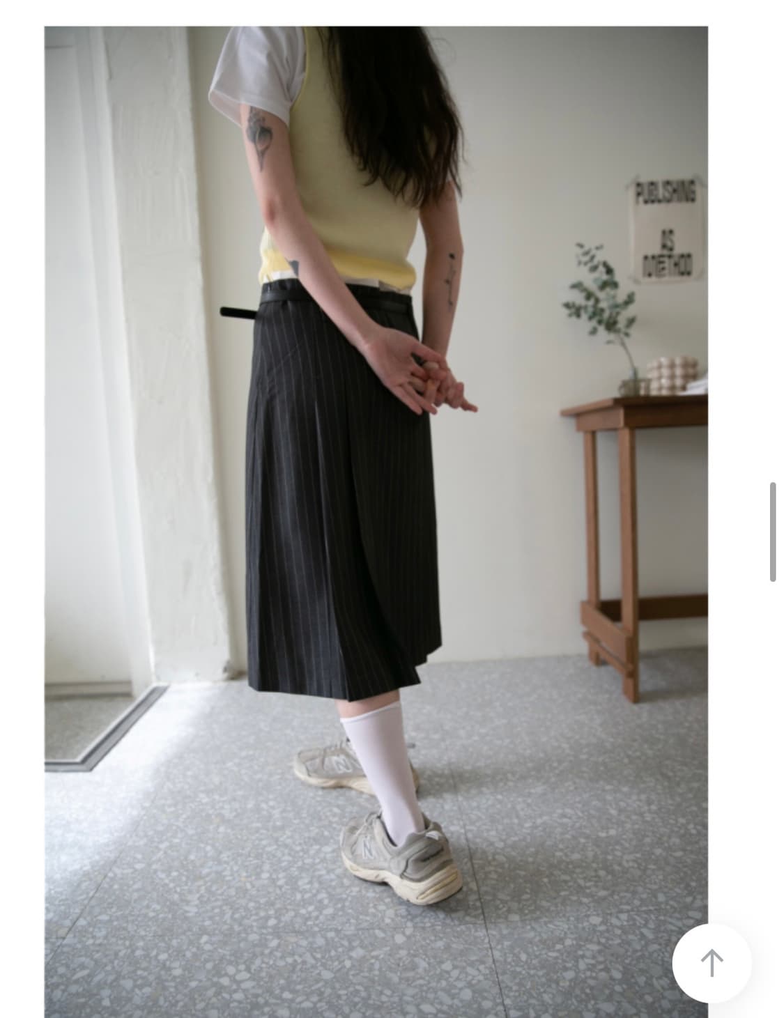 오무수히 belt stripe midi sk 챠콜 새상품 상품이미지2