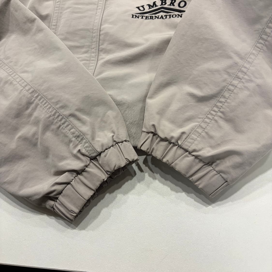 [105] 엄브로 인터내셔널 스포츠웨어 바람막이 그레이 B333 상품이미지8