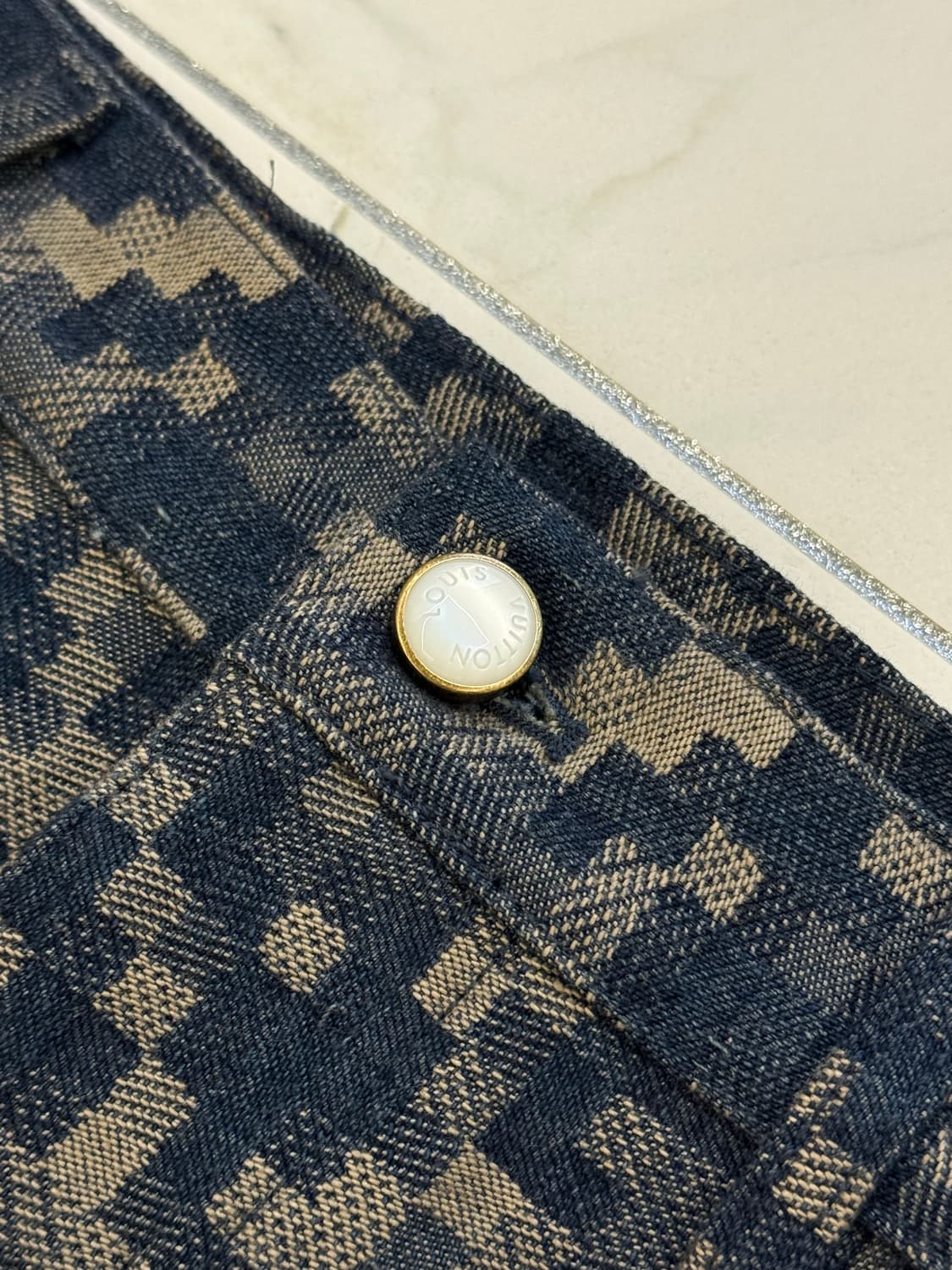 루이비통 SS25 그래픽 데님 스케이트 팬츠 상품이미지5