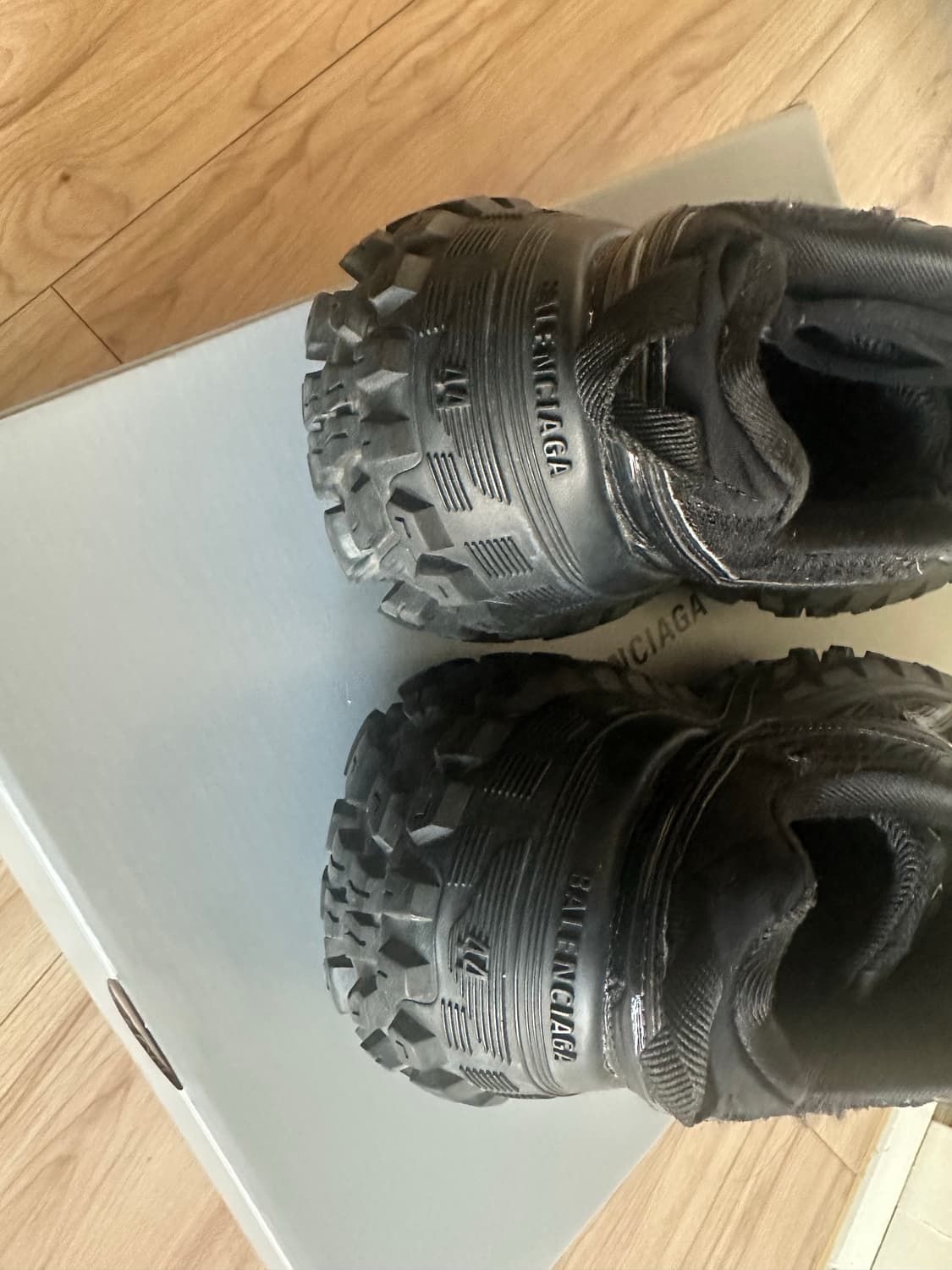 발렌시아가 디펜더 44 상품이미지2