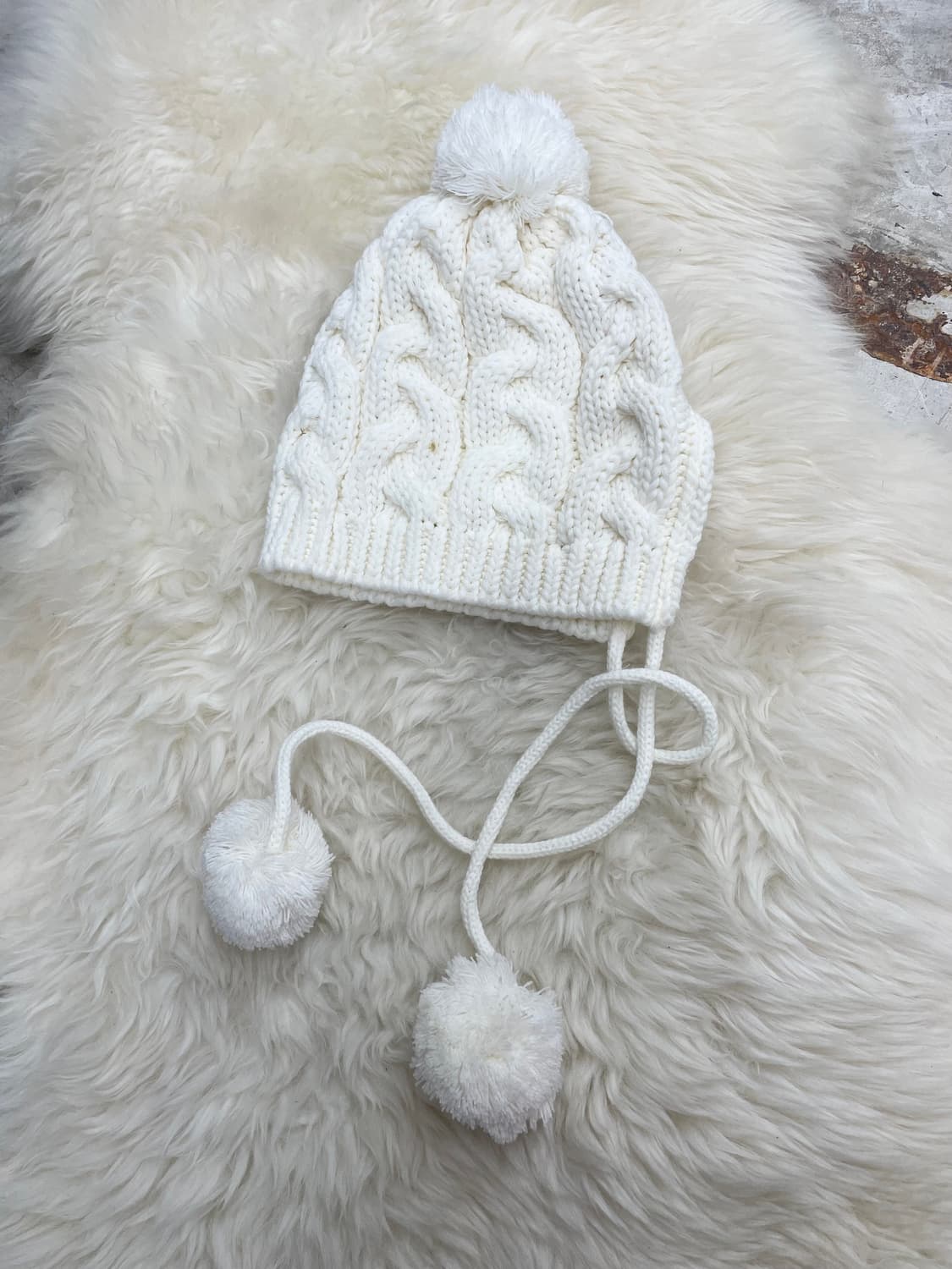 윈터페어리 화이트 이어플랩 방울 비니 상품이미지1
