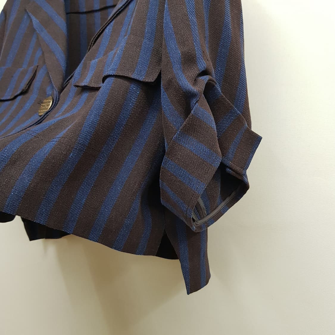 한섬 타임 스트라이프 린넨 크롭 자켓 82-94-160사이즈 상품이미지4