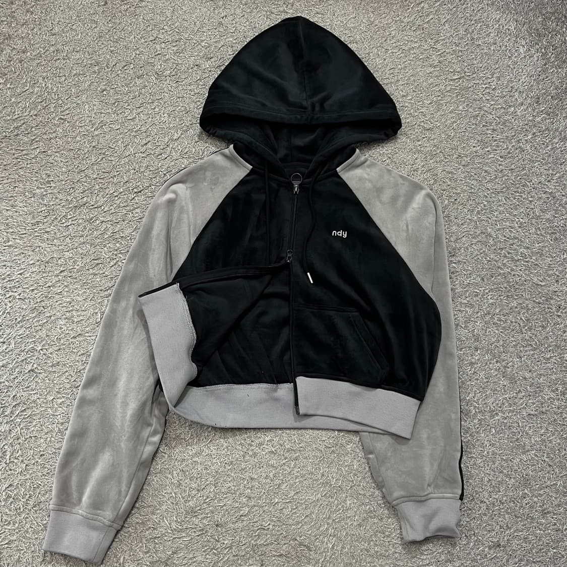 [우먼95] 널디 크롭 벨벳 후드집업 상품이미지3