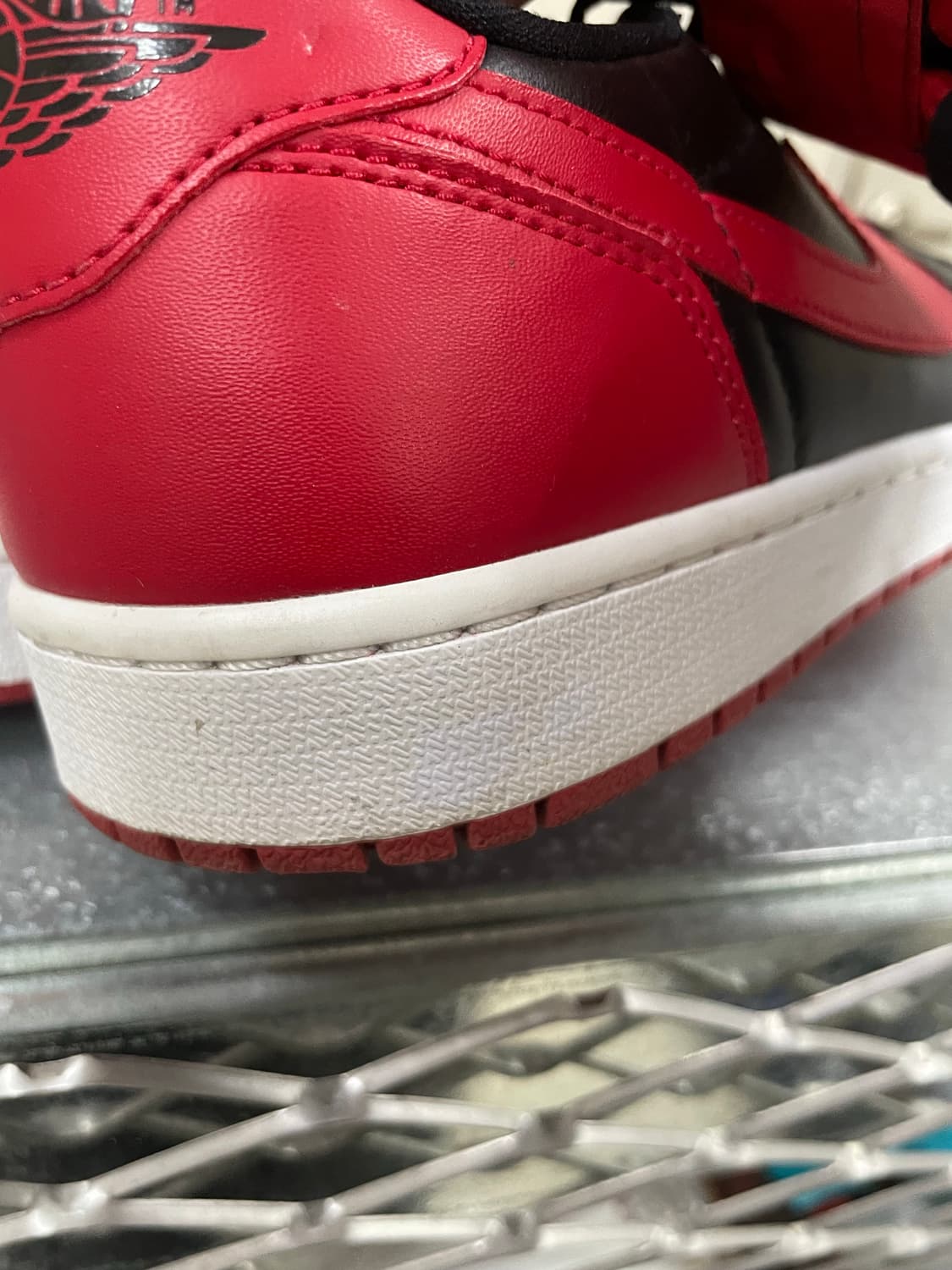 나이키 조던 1 로우 블랙 바시티 레드 300 (gr-4166) 상품이미지7